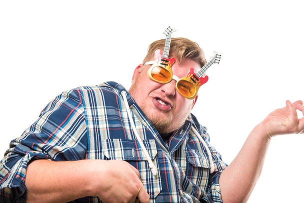 парень с очками в гитаре
 - Фото, изображение