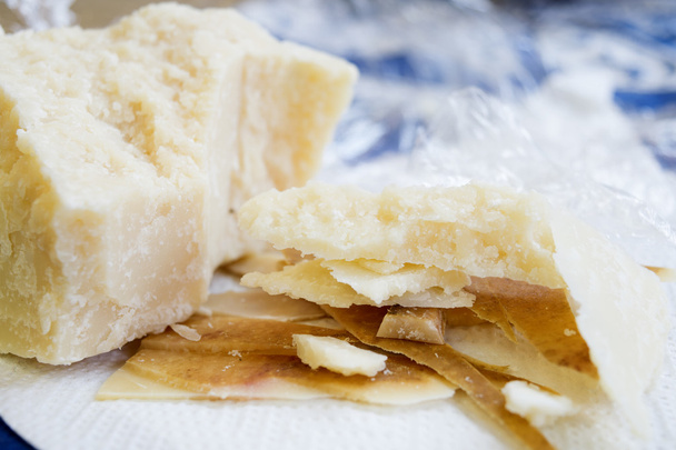 Stückchen und Schale von Parmigiano-Käse - Foto, Bild