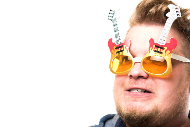 chico con gafas en una guitarra
 - Foto, imagen