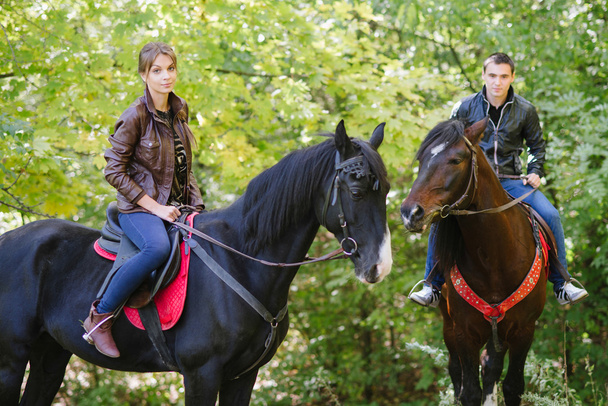 pareja enamorada, equitación, bosque de verano
 - Foto, Imagen