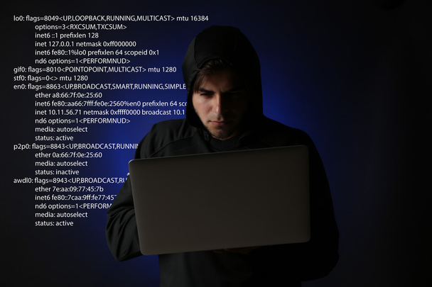 Hacker trabajando con ordenador
 - Foto, Imagen
