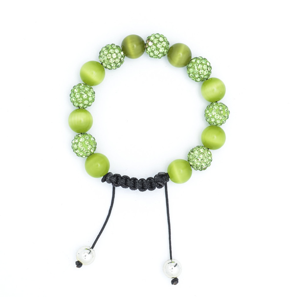 Bracelet avec perles vertes isolées
 - Photo, image