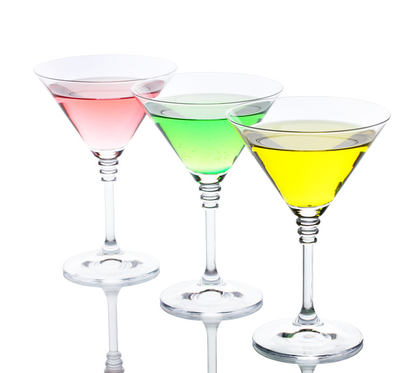 αλκοολούχα κοκτέιλ στο τραπέζι που απομονώνονται σε λευκό - Φωτογραφία, εικόνα
