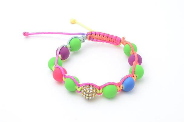 braccialetto con perline colorate isolate
 - Foto, immagini