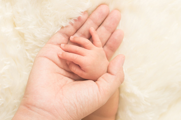 Hand the sleeping baby in the hand of mother close-up - Valokuva, kuva