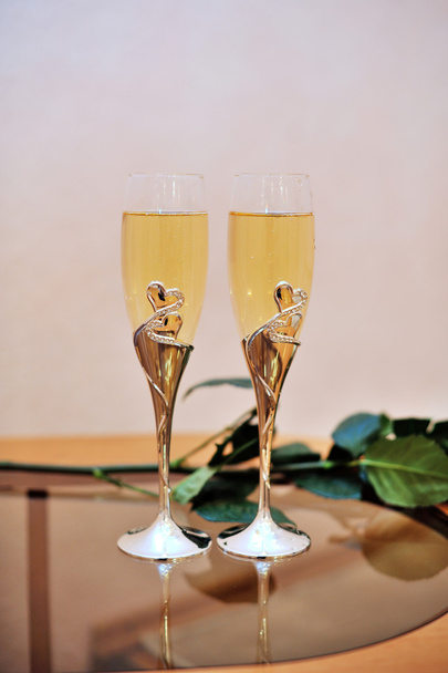 結婚式のテーブルの上のシャンパンを 2 杯 - 写真・画像