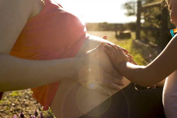 Matki w ciąży i jej małą córeczkę na charakter środowiska - Zdjęcie, obraz