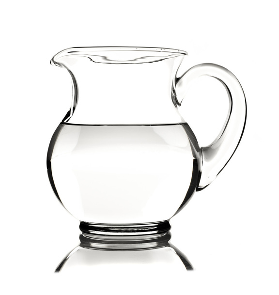 brocca di acqua di vetro con acqua su sfondo bianco
 - Foto, immagini