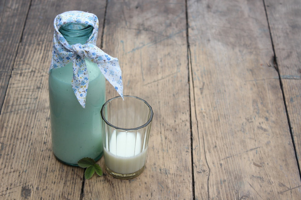 Botella y un vaso de leche orgánica
 - Foto, imagen