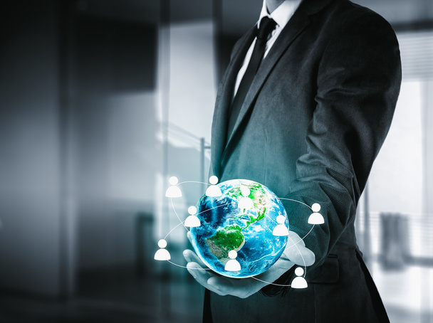 Бизнесмен держит глобус в руках. Концепция управления персоналом во всем мире
 - Фото, изображение