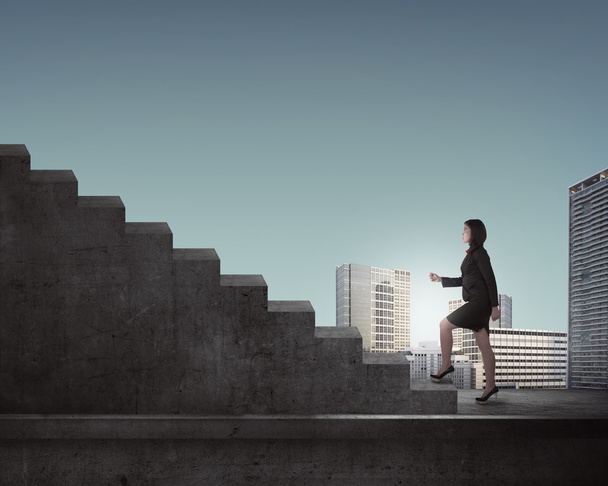 Vrouw gaan omhoog trappen - Foto, afbeelding