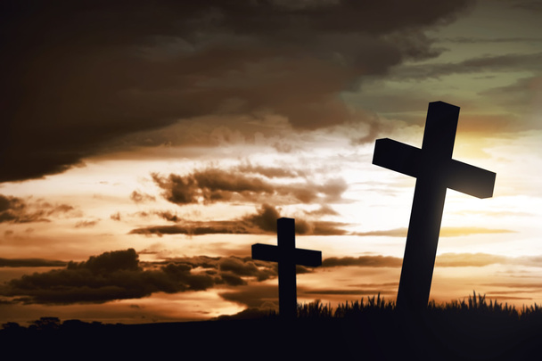 Croce cristiana in legno al tramonto
 - Foto, immagini