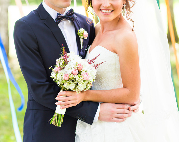 花嫁の素敵な結婚式の花束手 - 写真・画像