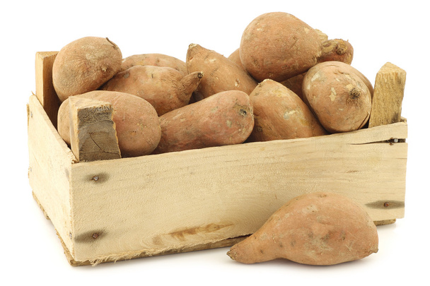 Bir ahşap sandık tatlı patates - Fotoğraf, Görsel