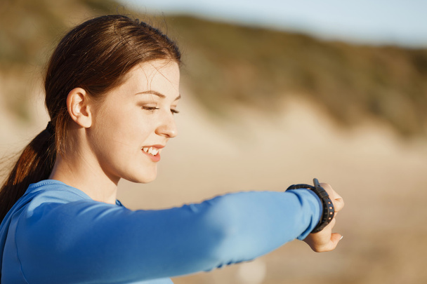 Běžec žena s srdeční frekvence monitoru běžící na pláži - Fotografie, Obrázek