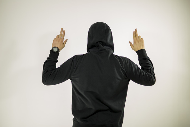 Podezřelé anonymní zralý muž v tmavě městského prostředí a světlo před konkrétní prázdné zdi pozadí - Fotografie, Obrázek