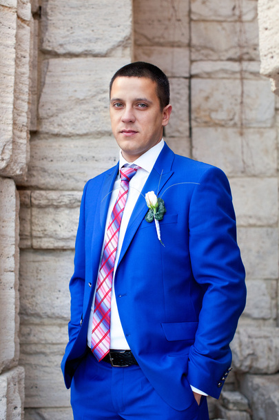 The groom in an expensive gray suit - Foto, Bild