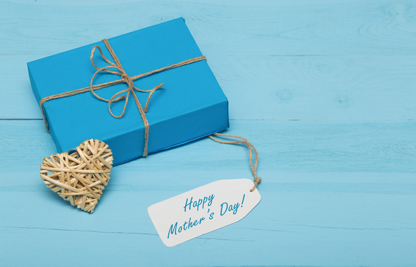 blue gift box with straw heart and mothers day card - Foto, Bild