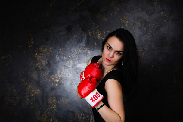 сексуальная молодая брюнетка, позирующая в боксёрских перчатках
 - Фото, изображение