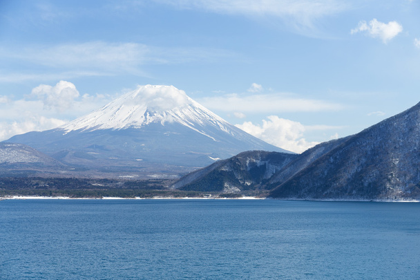 富士山と本栖湖 - 写真・画像