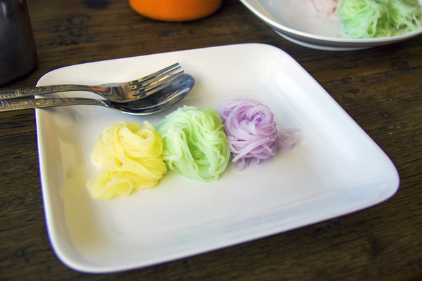 Vermicelles de riz colorées dans le plat
 - Photo, image