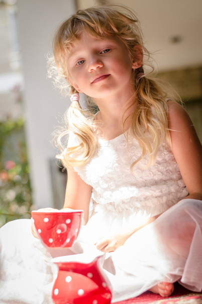 紅茶のカップで素敵な女の子 - 写真・画像