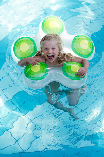 Criança na piscina
 - Foto, Imagem