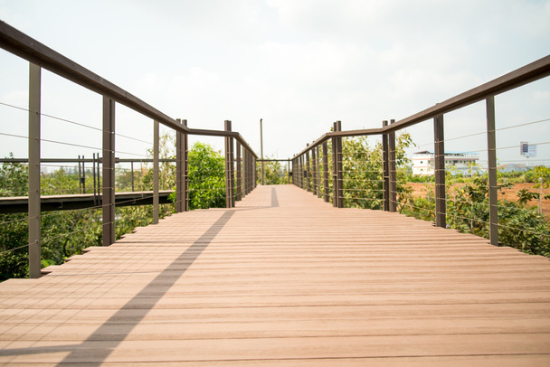木製の公園の橋 - 写真・画像