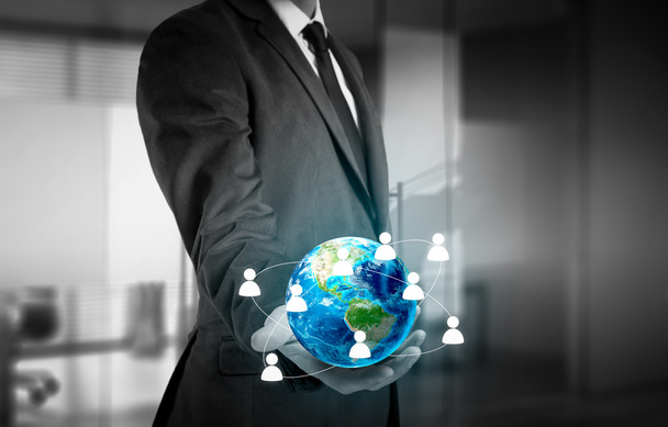 Geschäftsmann mit Globus in der Hand. das Konzept des Personalmanagements weltweit - Foto, Bild