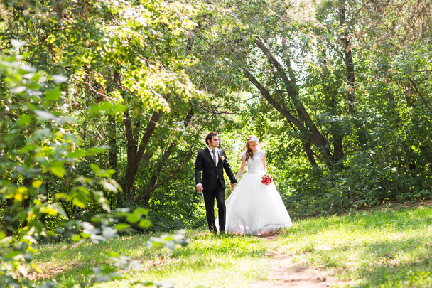 romantické svatební pár baví spolu venkovní v přírodě - Fotografie, Obrázek