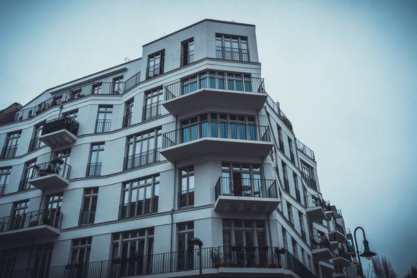 Нижній кут огляду до будівлі сучасного білого кондомініуму в Берліні (Німеччина) під покриттям неба. - Фото, зображення