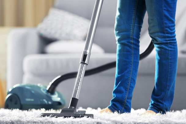 Woman cleaning the carpet - Zdjęcie, obraz