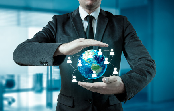 Empresario sosteniendo el globo en sus manos. El concepto de gestión de personal en todo el mundo
 - Foto, Imagen