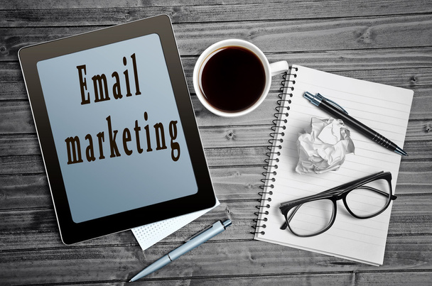 Palabras de email marketing en tableta
 - Foto, imagen