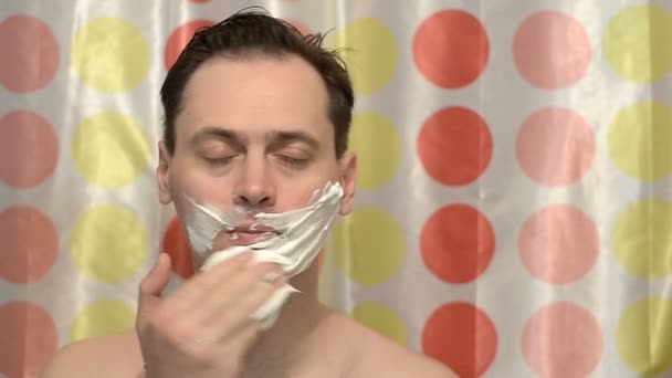 El hombre unta a la persona con espuma de afeitar
 - Imágenes, Vídeo