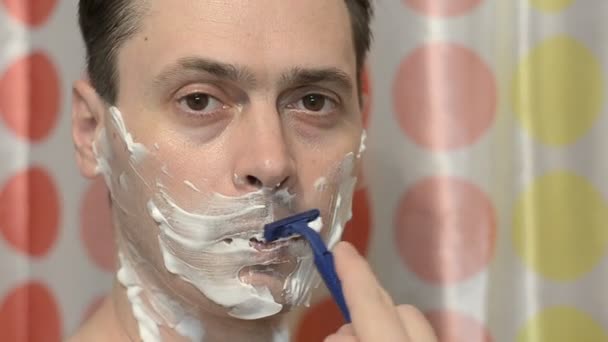 El hombre para afeitar a la persona con la máquina
 - Metraje, vídeo