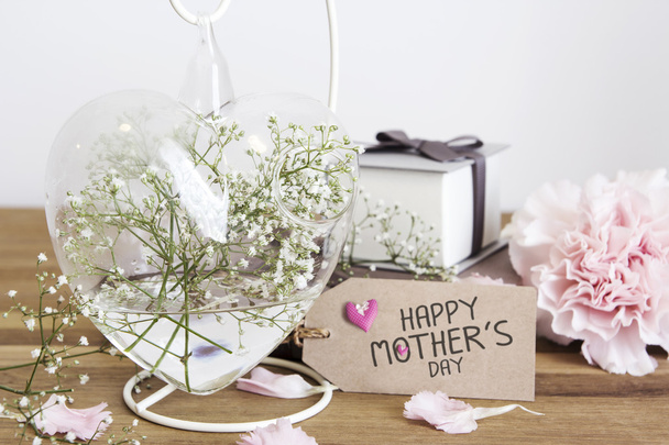 Fleurs de Gypsophila en bouteille de coeur avec fête des mères heureuses sur pap
 - Photo, image
