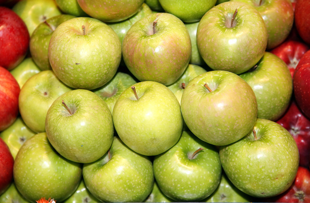 Sok a piaci istálló zöld alma - Fotó, kép
