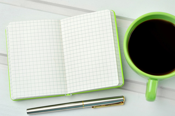 Üres Jegyzetfüzet-val töltőtoll és csésze kávé - Fotó, kép