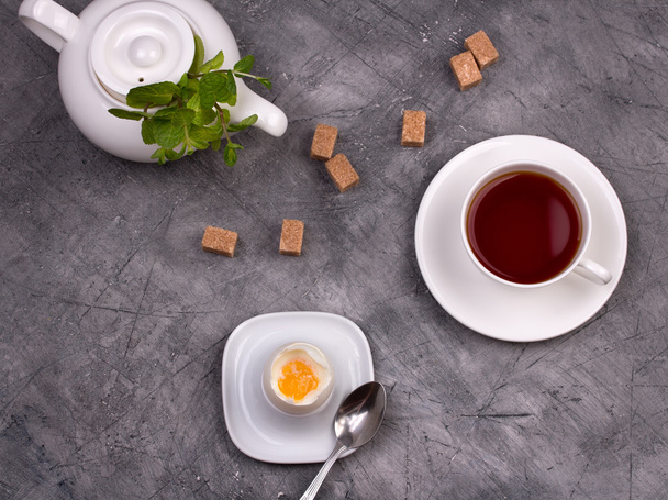 Healthy breakfast. Soft-boiled egg with tea - Foto, afbeelding