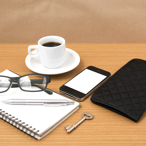 kawa i telefon z notatnika, klucz, okulary i portfel - Zdjęcie, obraz