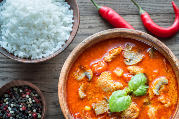 Curry di pollo rosso tailandese con riso bianco - Foto, immagini