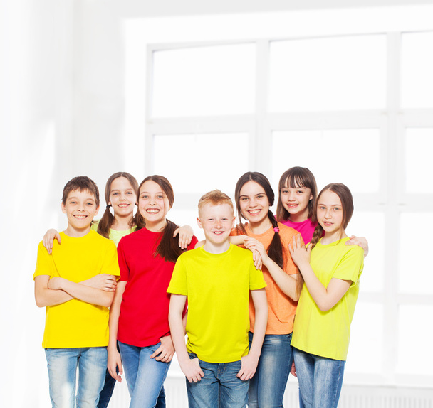Ευτυχισμένη ομάδα παιδιών που απομονώνονται σε λευκό φόντο. Έφηβος χαμογελαστό. - Φωτογραφία, εικόνα