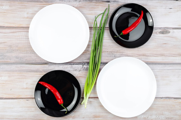 Punainen kuuma chili-pippuri ja sipulit lautasella
 - Valokuva, kuva