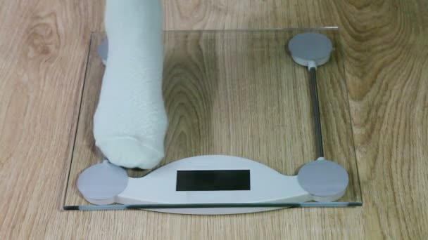 girl's legs standing on the scales - Footage, Video