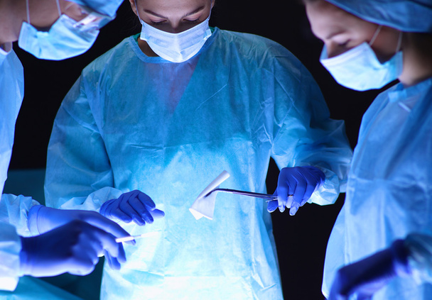 Team surgeon at work in operating - Foto, afbeelding