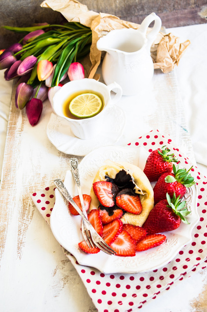 Freh aardbeien en pannenkoeken - Foto, afbeelding