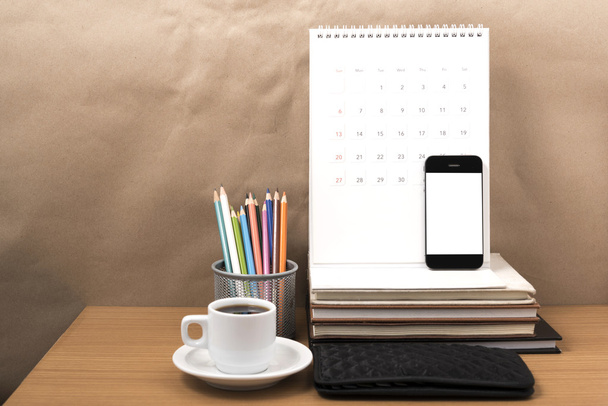офісний стіл: кава з телефоном, гаманець, календар, кольорова коробка для олівців
 - Фото, зображення