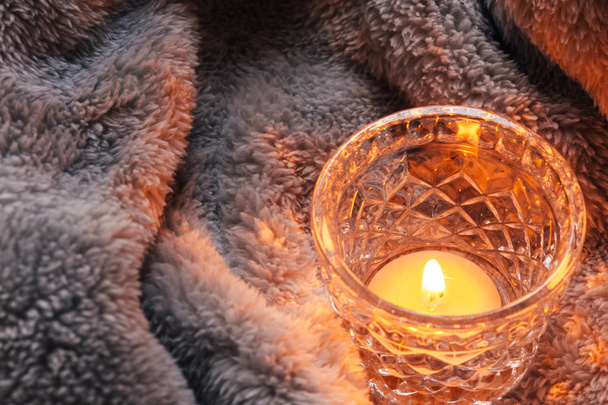 Rahat ve yumuşak kış arka plan, bir battaniye mum - Fotoğraf, Görsel