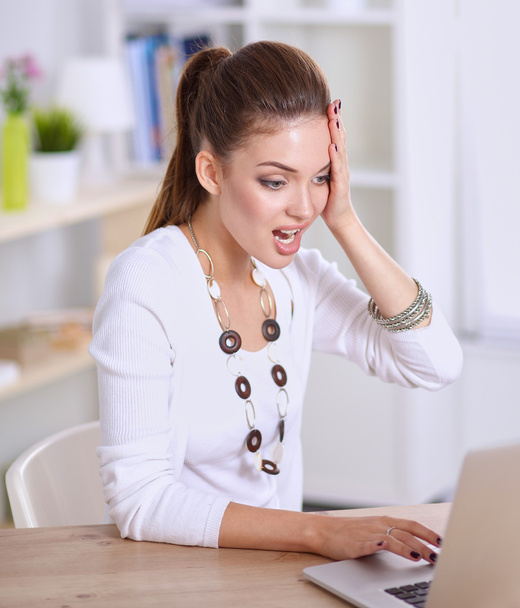 Стрессовая деловая женщина сидит за столом
 - Фото, изображение